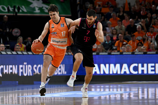 球场则是他 球场则是他